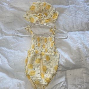 Never worn matching set bucket had and bubble set